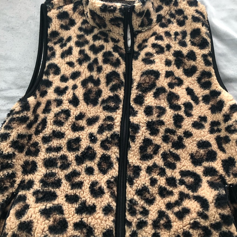 Junior’s size M leopard fleece vest with pockets and zipper